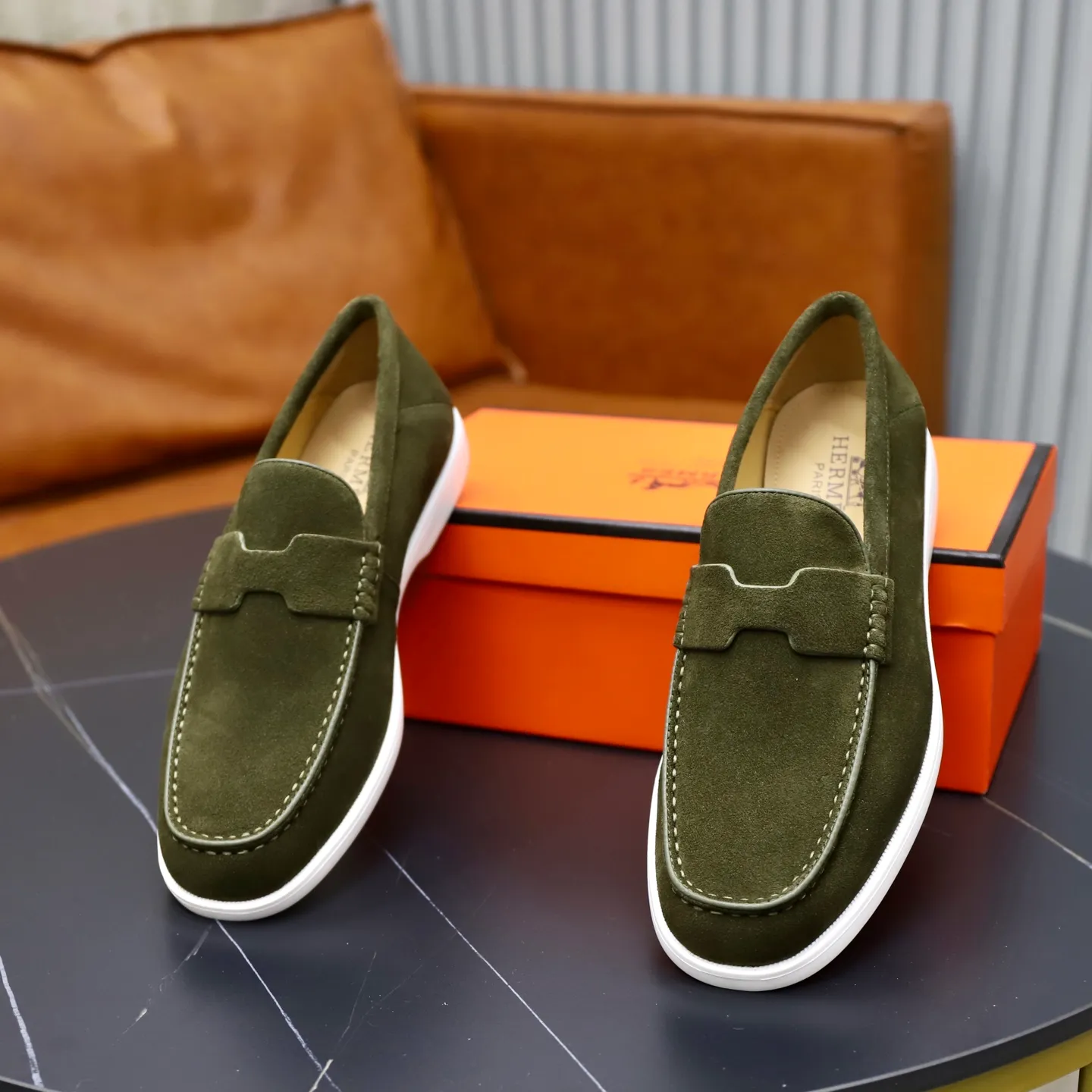 Ex-factory price: 540💰Hermès/Hermès slip-on men's shoes. This shoe is made of imported cow suede leather, with simple and smooth lines, and a 3CM rubber foam ultra-light sole combined with aerodynamic design! Youthful and fashionable, H button decoration, contrasting leather embellishment on the heel, calf lining to gently wrap your feet, with embossed logo cowhide feet, leather rock strips, casual and urban style, highlighting youthful vitality, sports and leisure version, super versatile Size number: 38-39-40-41-42-43-44 Standard leather shoe size (45 can be customized but does not support returns)
